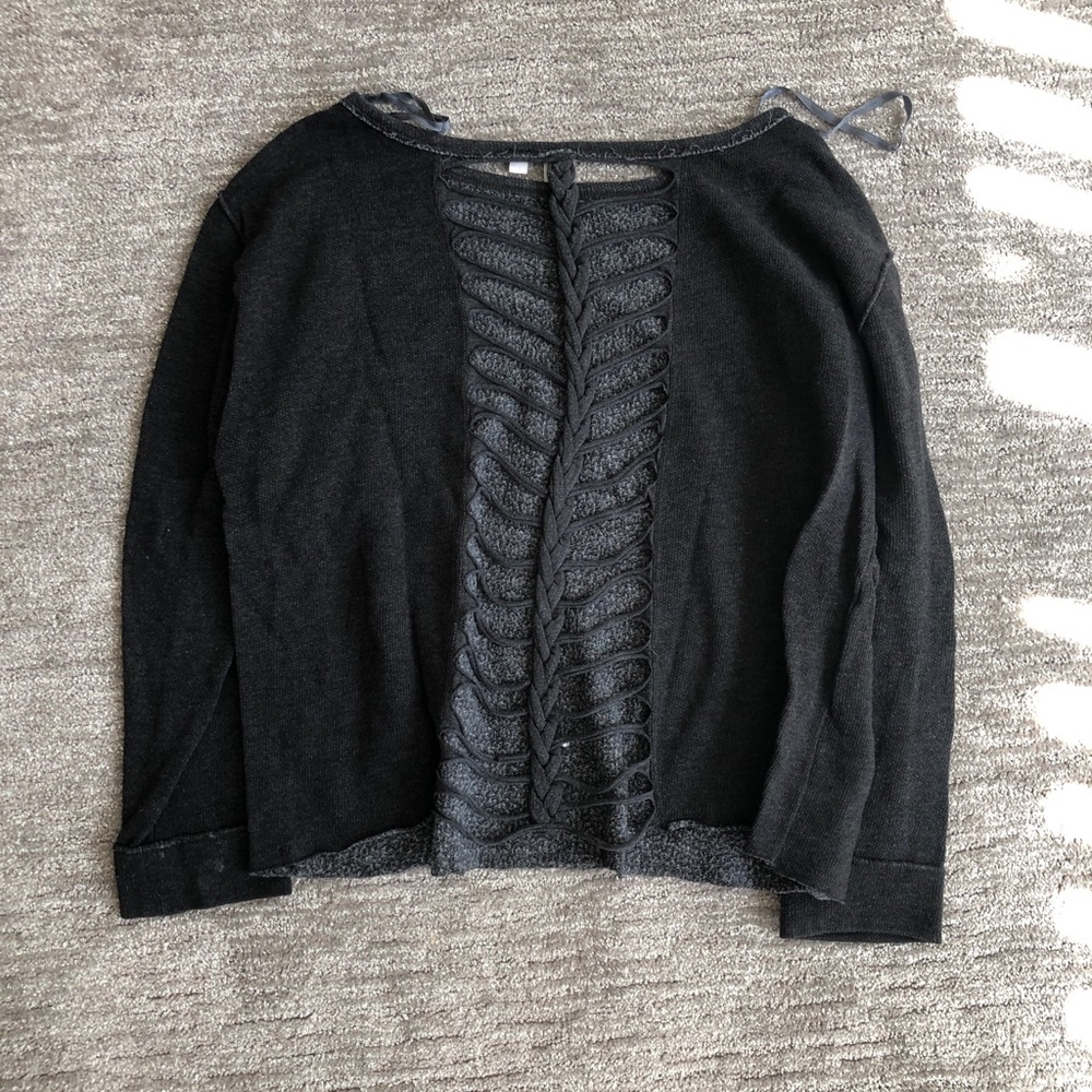 Sweatshirt with open braided back